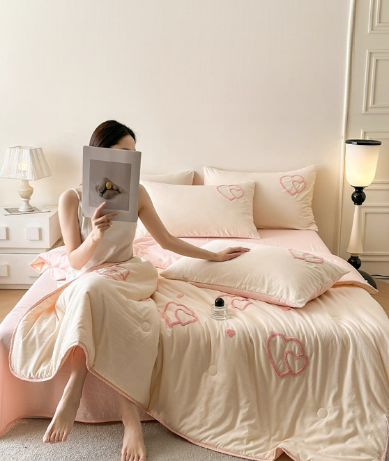 Terrug  Cute Pink Heart Tufted Comforter, Soft Lightweight Fluffy Bedding Quilt, Cream & Pink Double-Sided Blanket for Bedroom All Season