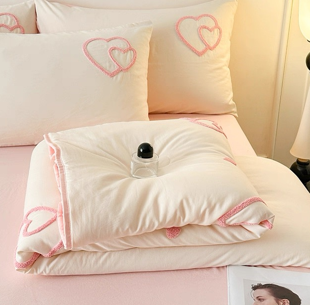 Terrug  Cute Pink Heart Tufted Comforter, Soft Lightweight Fluffy Bedding Quilt, Cream & Pink Double-Sided Blanket for Bedroom All Season